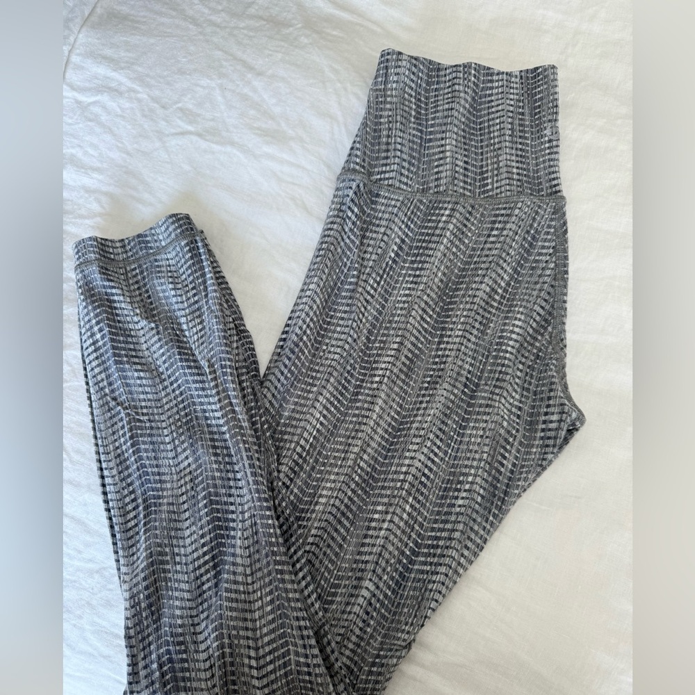 Lululemon wunder under Luon arrow jacquard grey white 7/8 leggings